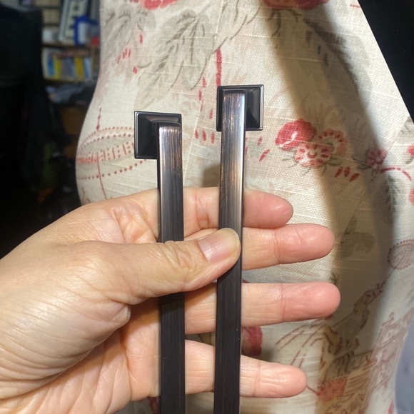 10 Drawer handles with hardware - Picture 2 of 8